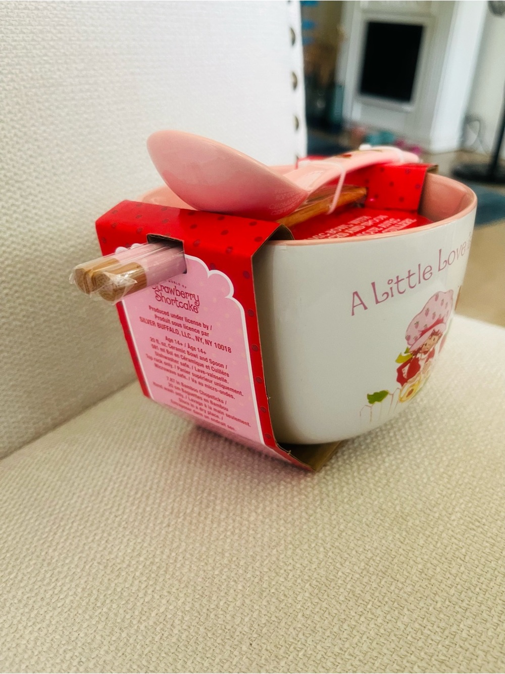 NWT Strawberry Shortcake ceramic bowl set, spoon & bamboo chopsticks. 20 oun.🍓🍓